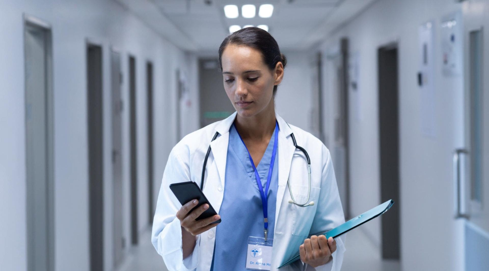 médica utiliza celular em ambiente hospitalar