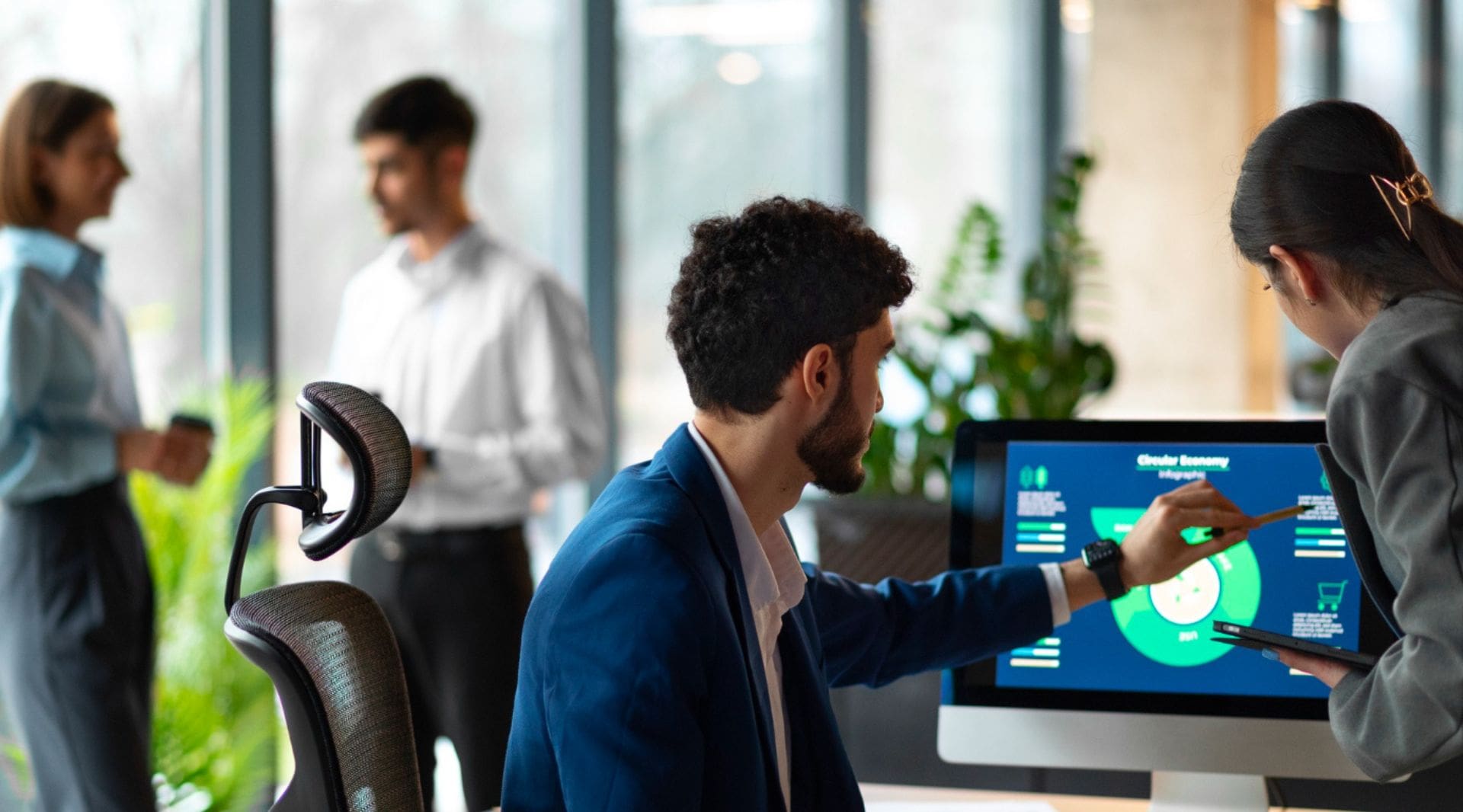 gestores em escritório com telas de computadores mostrando painel de dados